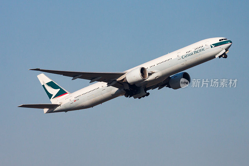 国泰航空波音777-300ER B-KPH客机于香港赤鱲角机场起飞